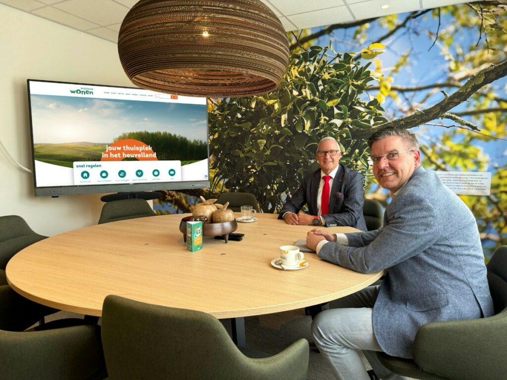 Krijtland Wonen klantreferentie - Peter en John aan tafel