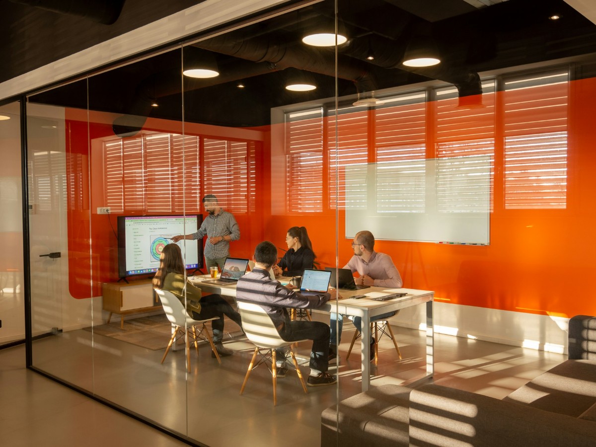 Hoe zorg je ervoor dat de AV-apparatuur in vergaderruimtes altijd werkt?